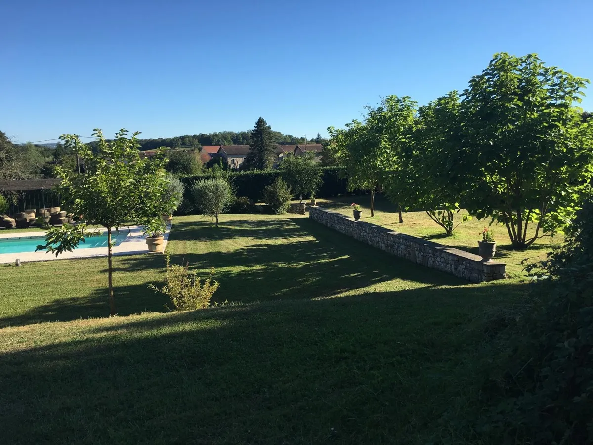Grand jardin du Manoir des Décideurs avec étangs