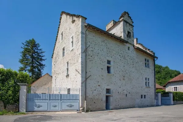 Façade du Manoir des Décideurs, Monument Historique du XVe siècle à Cressieu