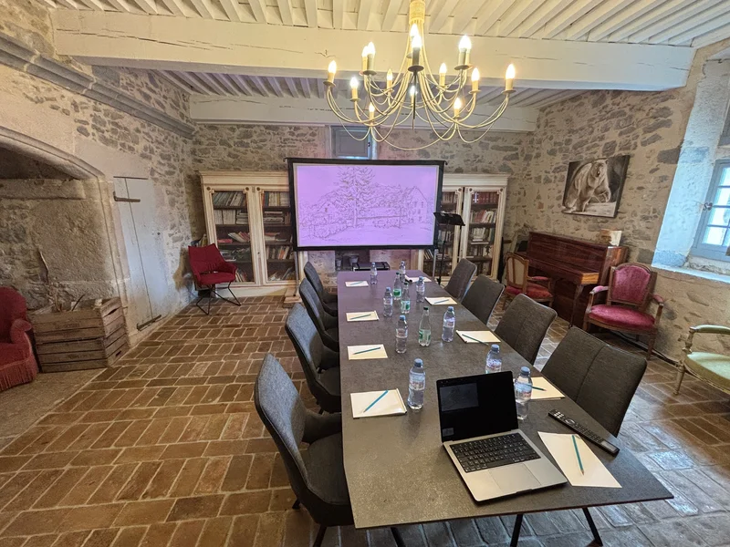 Salle de réunion équipée pour séminaire de direction