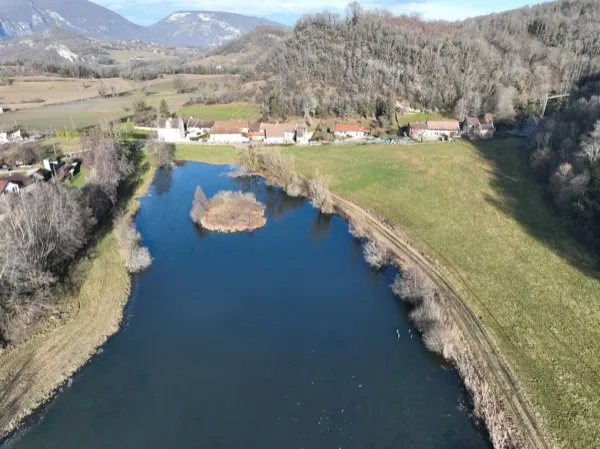 Vue aérienne du Manoir des Décideurs dans le Bugey